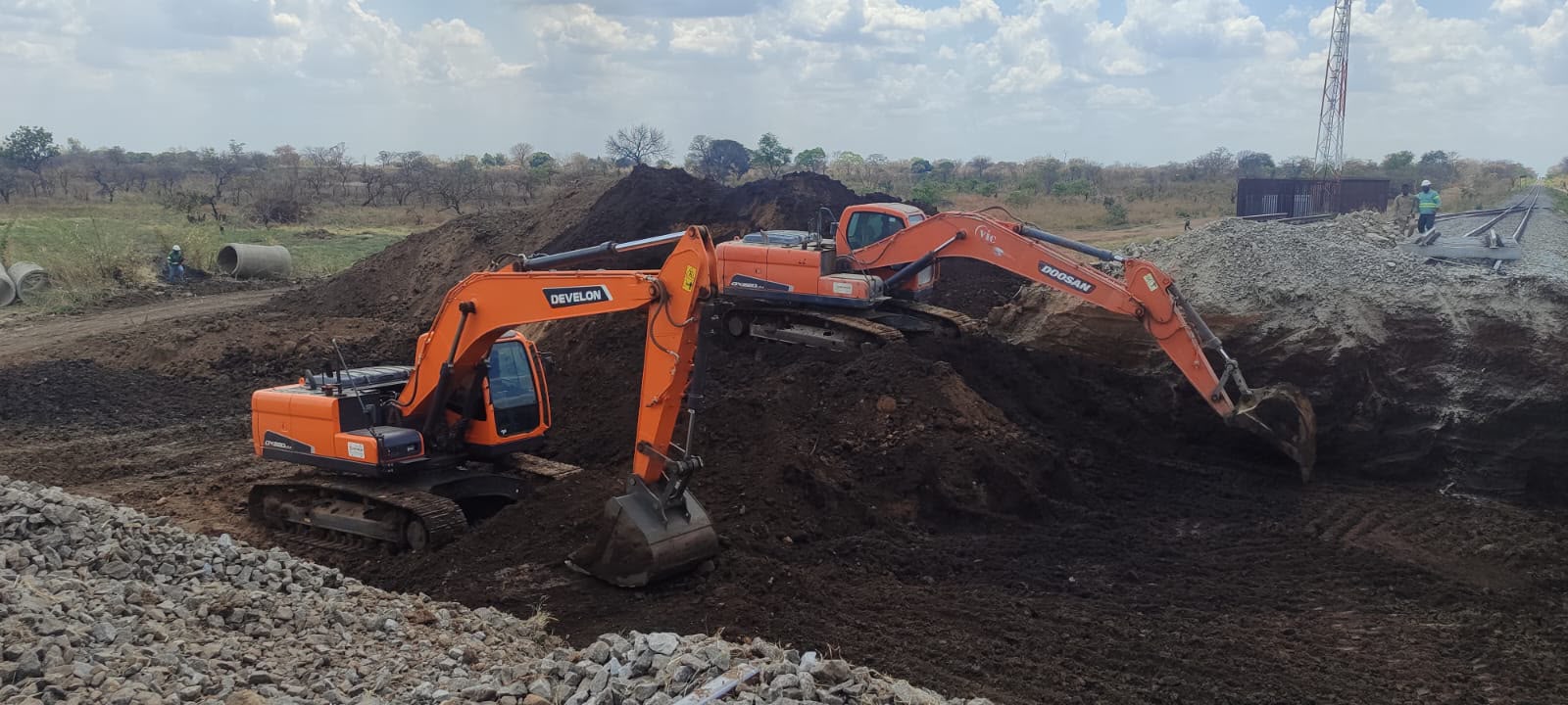 Camião VICTAB a transportar uma escavadora Doosan em prancha de carga anormal